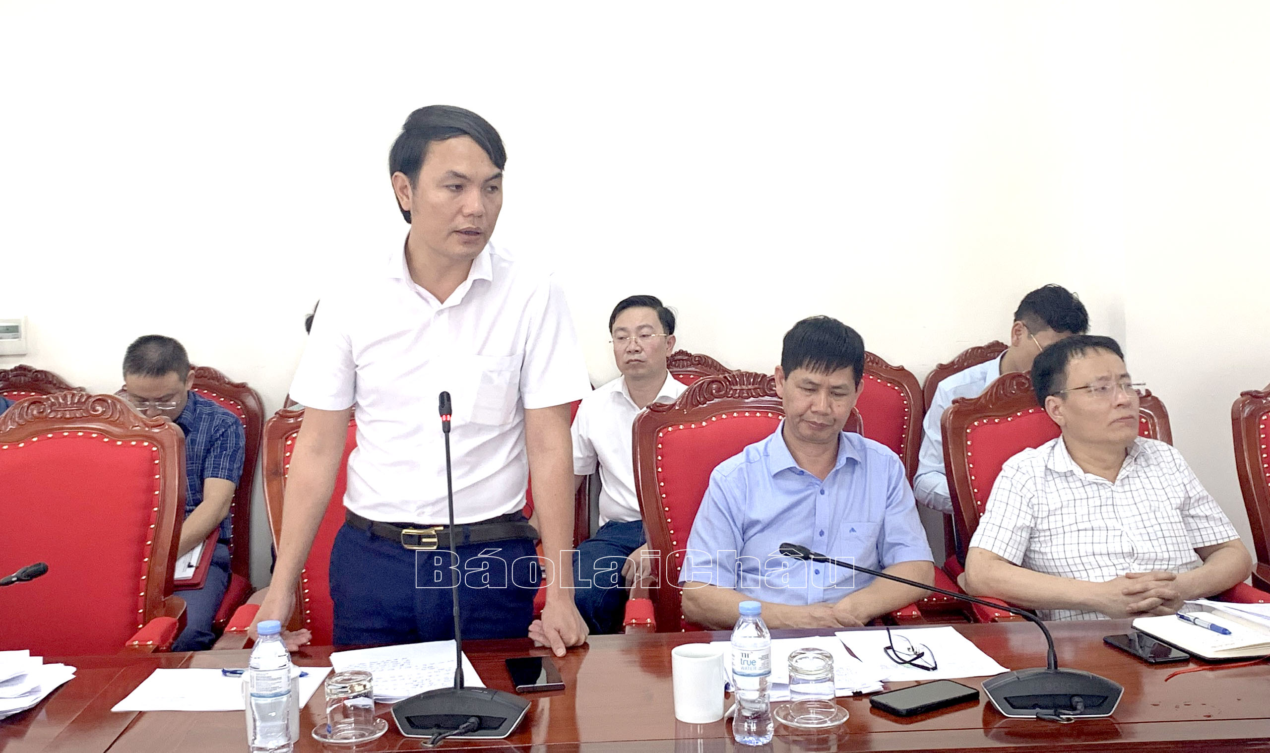 Đại biểu phát biểu ý kiến tại hội nghị.